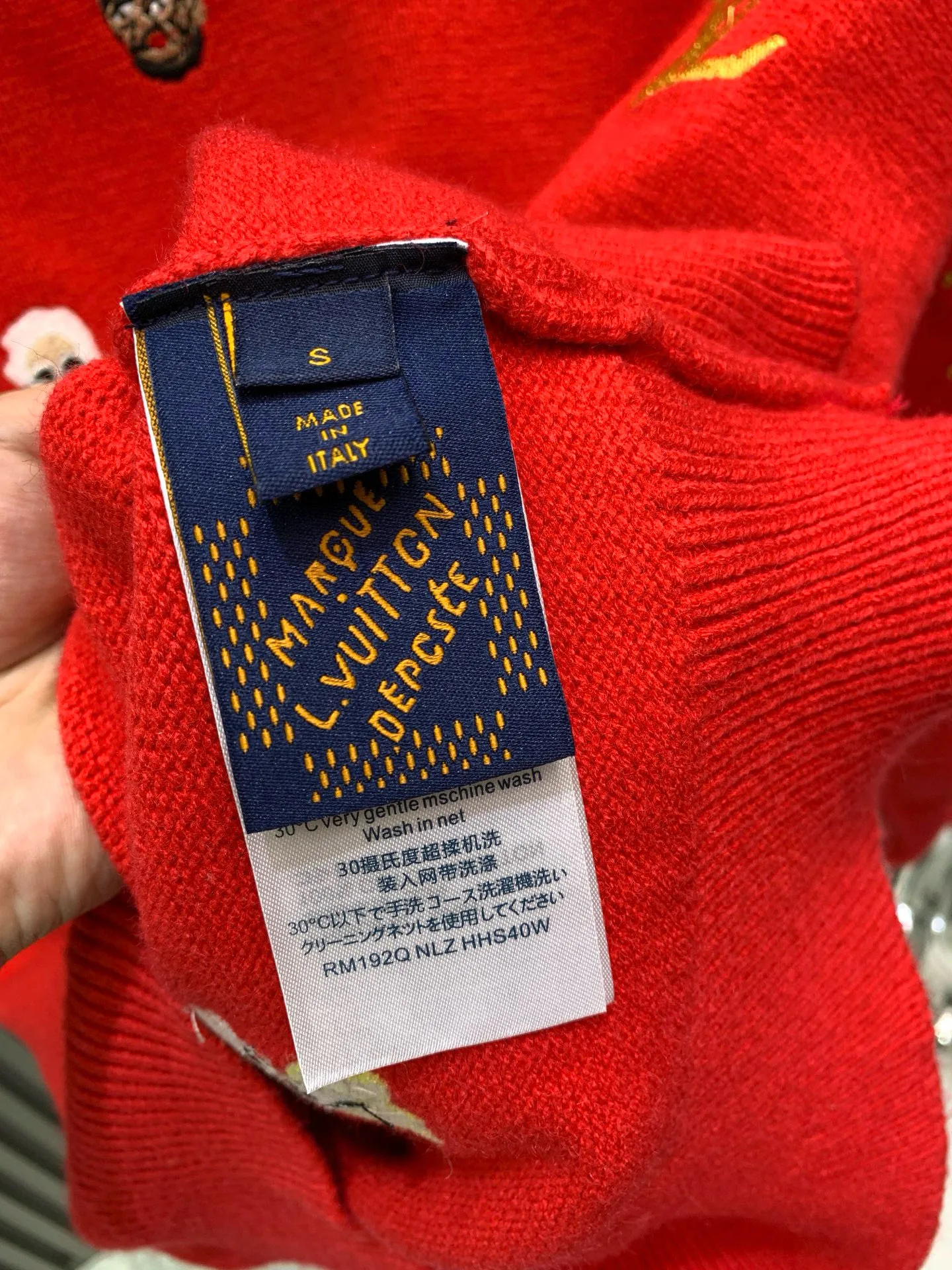 🅿️400 🀄️ Louis Vuitton 26* Autumn and Winter New Year's new products, same style for men and women. Classic logo jacquard logo, fashionable and versatile knitted sweater. Logo is embroidered with gold thread. The surrounding classic weird people's heads and faces are embroidered with complex craftsmanship. Ready-made clothes are crisp and draped with a sense of weight. Not only can they add a sense of fashion to daily wear, they feel soft, delicate, comfortable, breathable and not easily deformed. They are fashionable and individual and have a warm effect at the same time. The appearance is really nothing to say. Get it now